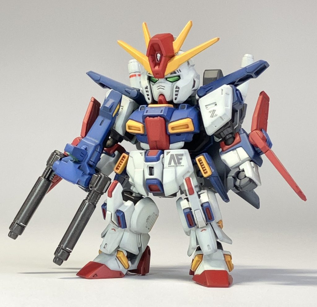 正面今回は新旧のMGを参考にデカールを貼ってます。