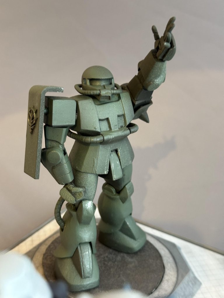 ブロンズ像っぽさを出すため、ブラックジェッソで下地を作り、各種グリーンの重ねています。さらにクレオスウェザリングマスター、マルチブラックでフィルタリング後、ゴールドで軽くドライブラシをかけています。