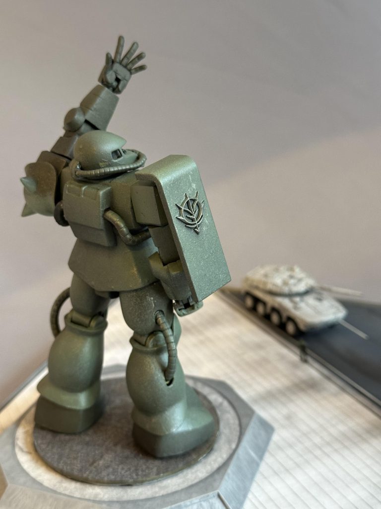 シールドにはビルダーズパーツよりジオン公国章をアレンジ。ゴールドのドライブラシで軽くエッジを際立たさせました。あ、マインレイヤーのバックパックはこちらに行きました。