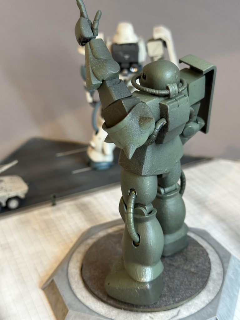 ブロンズっぽいテクスチャを目指しましたが難しいです（泣ちなみに足元の円盤は建材用の塩ビタイルをサークルカッターで切り抜いたものです。