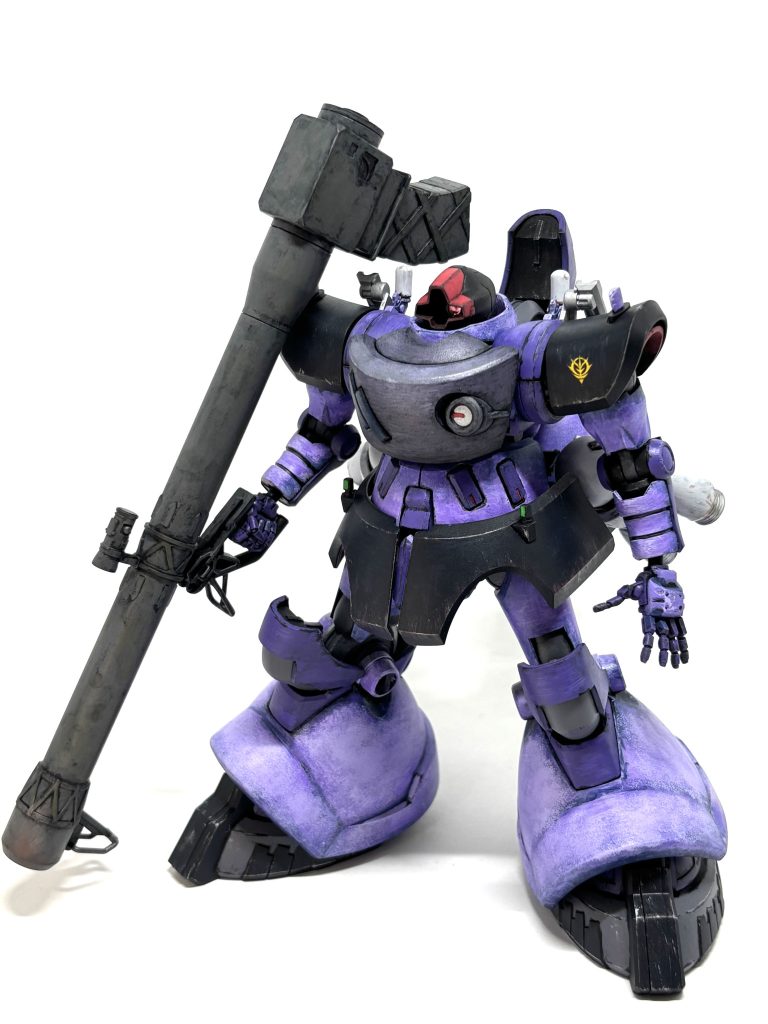 改造は、みなさんの作例を参考にさせてもらい、4mm足首を延長しました。それでも接地性はあんまりよくないですね。モノアイも0.5mm大きいオプションパーツを使用+裏からラミネートシール貼ってます。