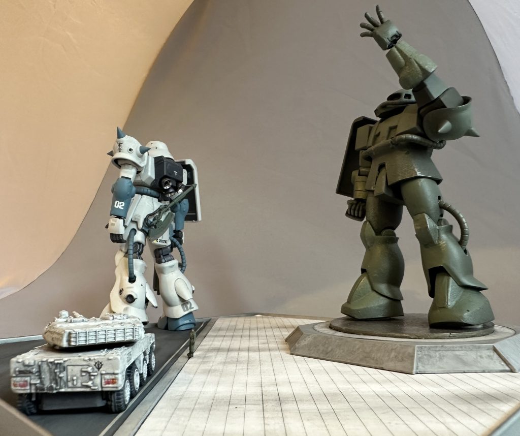 立像前の広場部分はホワイトのボール紙にカッターで5mm間隔にグリットを引きPC板の舗装材を表現しました。