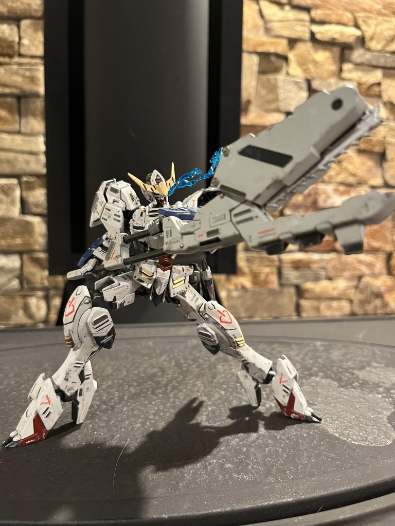 お次はレンチメイスを構えてポージング！第6形態のバルバトスと言えばの武器ですよね( *¯ ꒳¯*) 