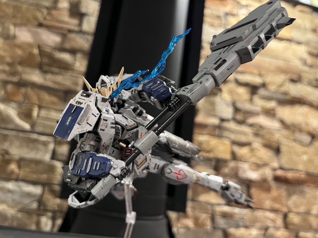 お次はレンチメイスで振りかぶるようなポーズでポージング！！