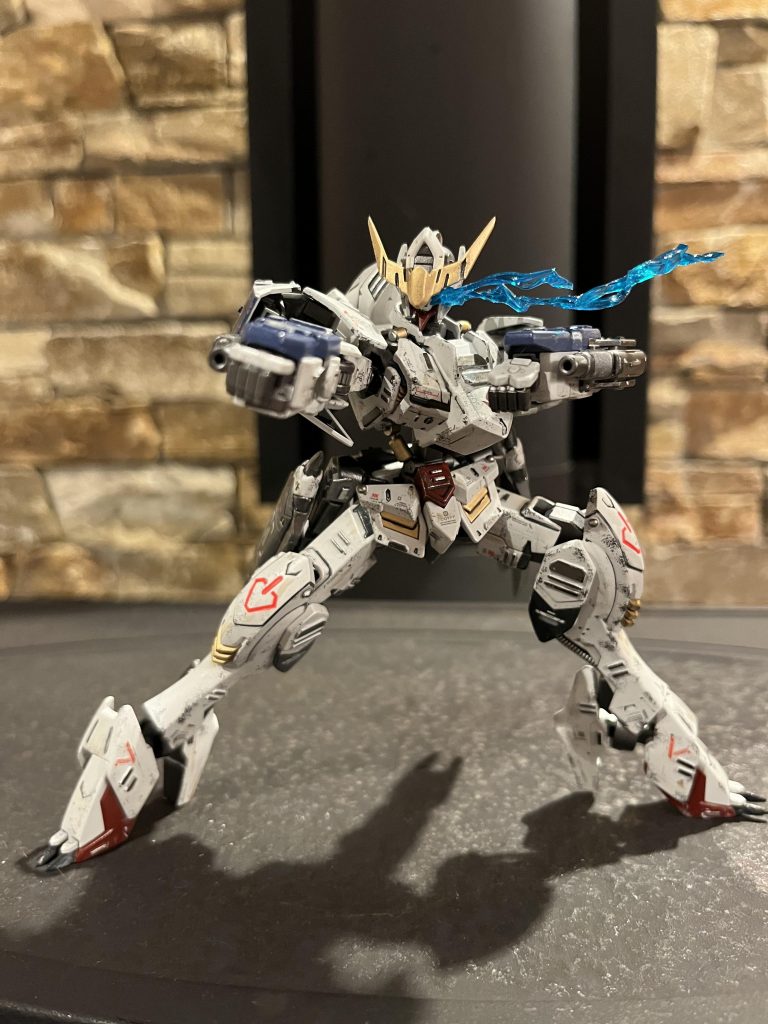 お次は腕部機関砲でポージング！ 今回地味に顎や足先を少し延長しています✨やっぱりバルバトスは尖っている方がカッコいいですね⸜(*˙꒳˙*)⸝