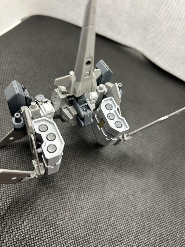 三連誘導拡散弾ファイヤーフリー中型口径ミサイル弾頭。発射後から敵機に近距離範囲で弾頭内に12個小型ミサイルが発射される。