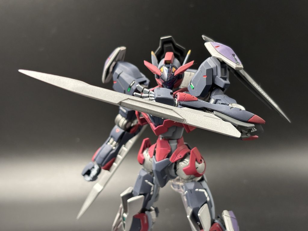 特徴は、腕に取り付けたブレードです。ルプスレクスの腕とロードアスレイトΩのブレードを組み合わせることで、伸縮可能な構造を実現しました。