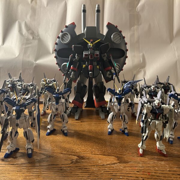 設定内容：地球連合軍第3ルクセンベルグ艦隊。大西洋連邦ダブリン基地から出撃され、ザフト所有ジブラルタル基地の襲撃に向かっている。その後地球圏に降下したベルサイユ艦隊と合流し、各地アフリカユニオンに建造されたザフト軍基地や各地大陸にルクセンベルグ艦隊に侵攻されている。&nbsp;と言う設定にしてみました。&nbsp;長年数々のキットを組み立ててストライカーパックを改造、もしくは塗装したりしました。（2枚目）