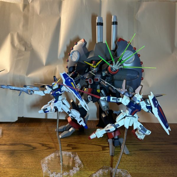 設定内容：地球連合軍第3ルクセンベルグ艦隊。大西洋連邦ダブリン基地から出撃され、ザフト所有ジブラルタル基地の襲撃に向かっている。その後地球圏に降下したベルサイユ艦隊と合流し、各地アフリカユニオンに建造されたザフト軍基地や各地大陸にルクセンベルグ艦隊に侵攻されている。&nbsp;と言う設定にしてみました。&nbsp;長年数々のキットを組み立ててストライカーパックを改造、もしくは塗装したりしました。（6枚目）