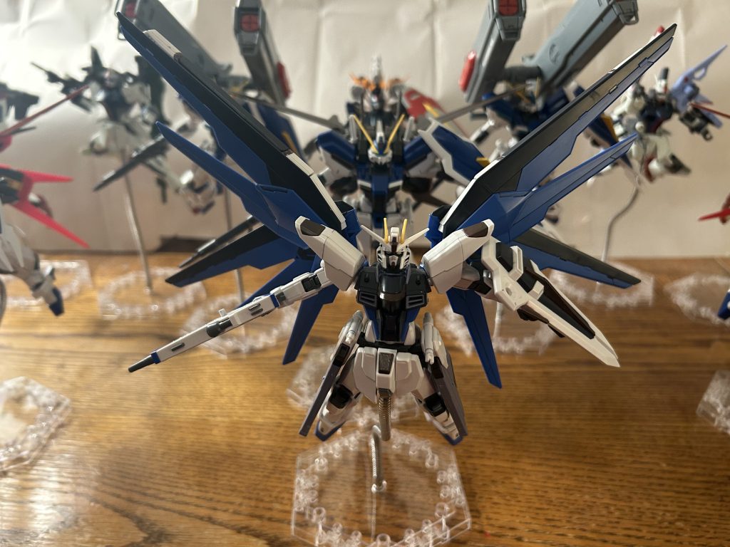 RGX-04ドミネーションガンダム大戦前からフリーダムのデータ再利用されたフリーダムガンダムのコピー機。外見は変わらないが、当時の最新技術が搭載されている。ファントムペインがザフトから鹵獲したセカンドシリーズの機体データから流用され、ビーム兵器の改善とヴァリアブルフェイズシフト装甲が搭載されている。機体のパイロットはネオ　ロアノークと同じく空間認識能力を持ち、多数の敵機撃破している。