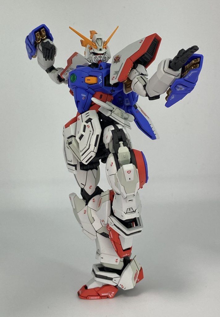 たくさん写真を撮ったので見てください!このキットは可動域がとんでもなく広くて、ポージングしていて楽しいです!驚くことに、片足のつま先立ちでもしっかり自立してくれます!以前はゴッドガンダム派だったんですが、このキットに時間をかけたせいか、今はシャイニングガンダムの方が何倍も好きになりました(gundam-kao6)制作を通じて、機体への愛着が深まるのはモデラーの醍醐味ですね!