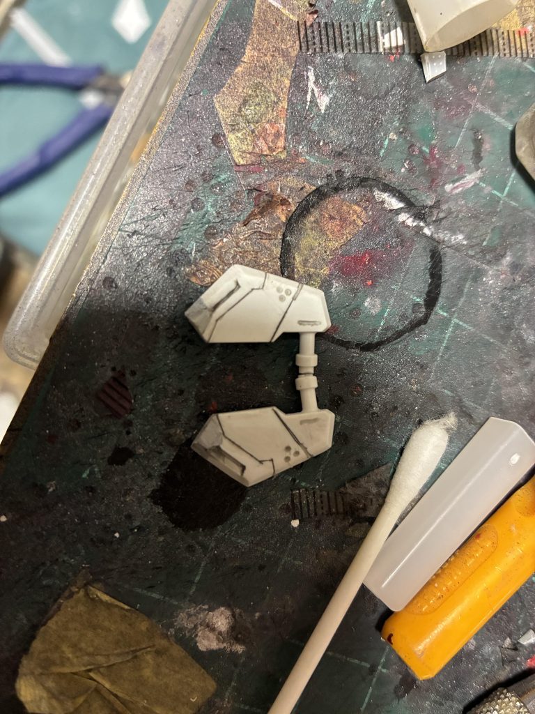 スカートはMGから筋彫りで造形