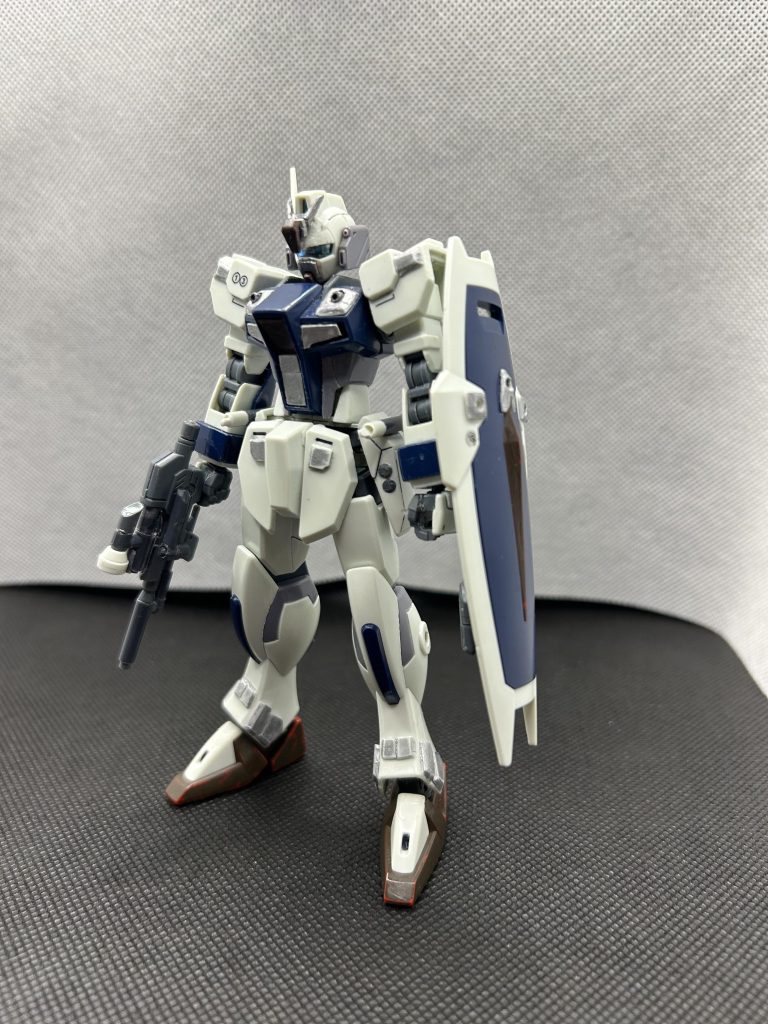 武装兵器:2x 12.5mmトーデスシュレッケン2x 40mm ケラウノス胸部ビームバルカン4 x 二連装誘導ミサイル　クーゲルラウフ1 x ES03XB ビームサーベル　両腰にマウントされている。連合試作兵器の一品に似ており連結可能。(前はポロリと毎回落ちていたのでランナー一部使って変えました。)&nbsp;M806KX高エネルギービームカービン改改良されたビームカービン。バレルが延伸され、ビームの威力が高火力から低火力に威力調整でき連射性も優れている。センサーは複合可動式になり、照準性が向上している。&nbsp;複合兵装防楯ランパートダガー系シールドと比べて多少部分モノラミネート増加装甲が貼られいる。正面はビームスパイク“シルトホルン”と裏面は小型ドラグーン“スピアファウスト”が搭載されている。&nbsp;&nbsp;モノラミネート増加装甲: ビームを防追加装甲であり、連合のラミネート装甲との発展版と言える。民間企業に依頼して防御性能が向上され、各機体部分に貼られている。様々なビーム攻撃に耐えられるが、陽電子砲並の攻撃からは防げられない。