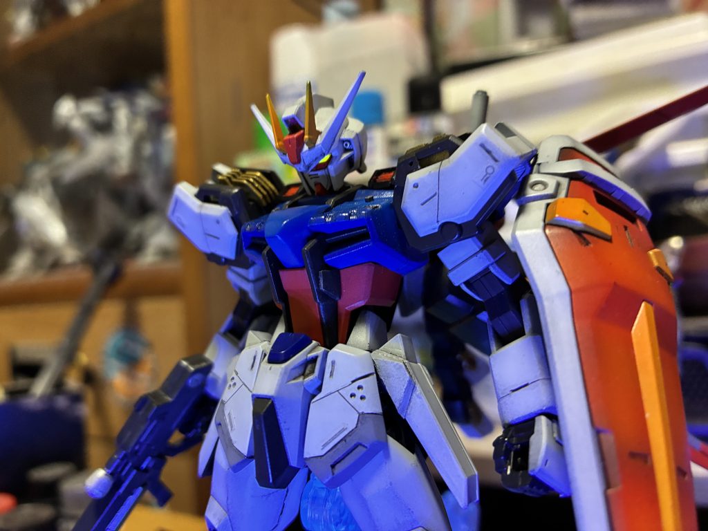 ツインアイは蛍光色でビコーン！