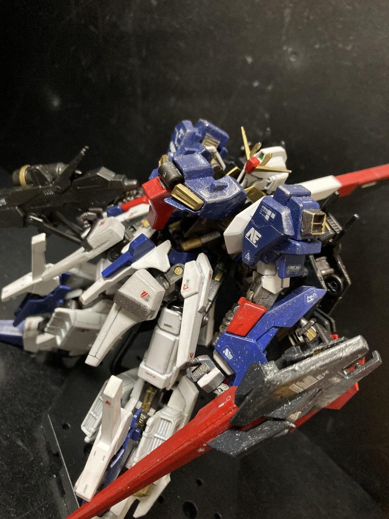 実はずいぶん前にライトニングZガンダムを可変改造した事があるのですが、まだまだ可変技術のノウハウが無く、なんとか可変化には成功したものの、強度が激弱wそこからの改修も出来ないほどボロボロになってしまったので、今回は念願の改造になりました。