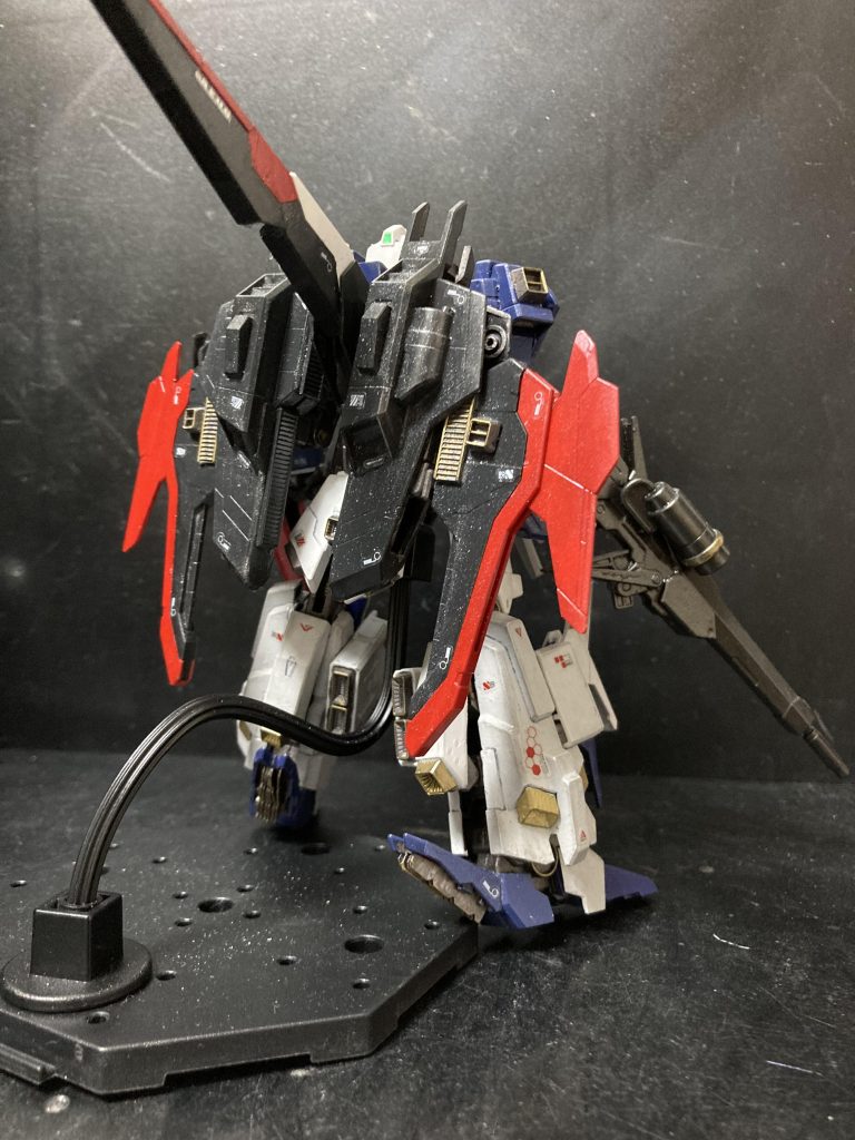 背面はこんな感じです。Zガンダムで特徴的なフライングアーマーは、イラストがなかったので可変の都合に合わせました。本体から飛び出している部分はアームで羽根になる部分に移動します。言葉で説明しにくいw踵は特徴があったのでイラストに合わせてみました。