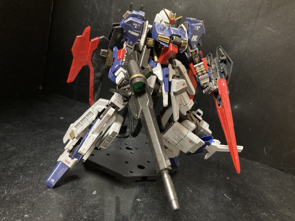 基本マッシブを意識してます。脚部はこれまた貴重なリゼルをベースにしてます。シールドは百万式に付属してた余りパーツ。肩部アーマーやフロントアーマーは近いものがなかったので自作しました。