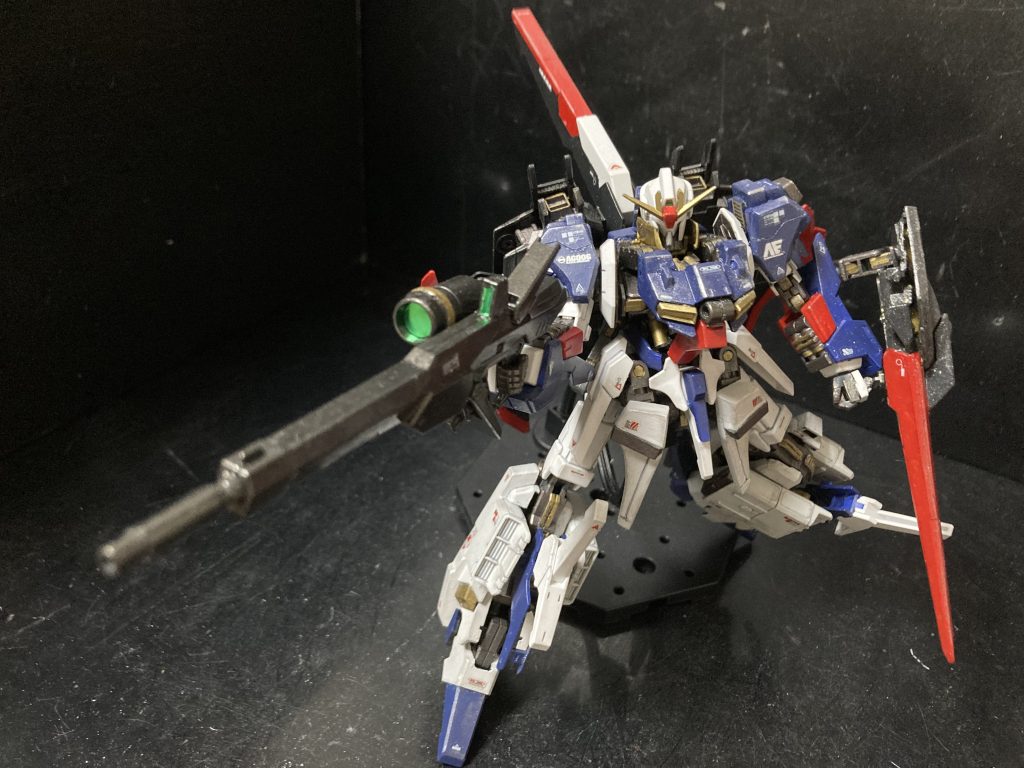 ビームライフルはほぼキットのまま。今回の改造にイメージが合います。今回の藤田版Zガンダム、フル可動なんですが、マッシブな為かポーズはつけにくいです。