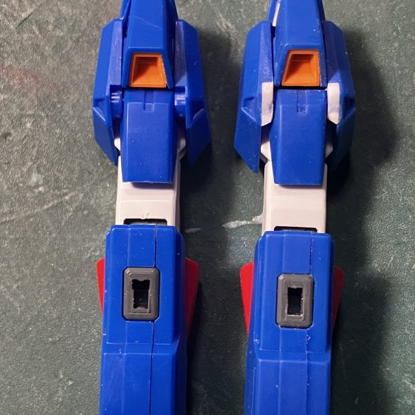 フライングアーマーの内張と後ハメ加工です。それとフライングアーマーの羽根の角度を調整の為1.5mm(2mm丸棒加工)を元のストッパーの隣に並べて埋め込みしてます。スタビライザーの高さを、1mm厚で増しました。腕は余り加工していませんが、スラスター下のアーマーの可動軸が丸見えなので塞ぎました。（4枚目）