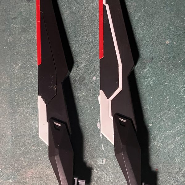 フライングアーマーの内張と後ハメ加工です。それとフライングアーマーの羽根の角度を調整の為1.5mm(2mm丸棒加工)を元のストッパーの隣に並べて埋め込みしてます。スタビライザーの高さを、1mm厚で増しました。腕は余り加工していませんが、スラスター下のアーマーの可動軸が丸見えなので塞ぎました。（3枚目）