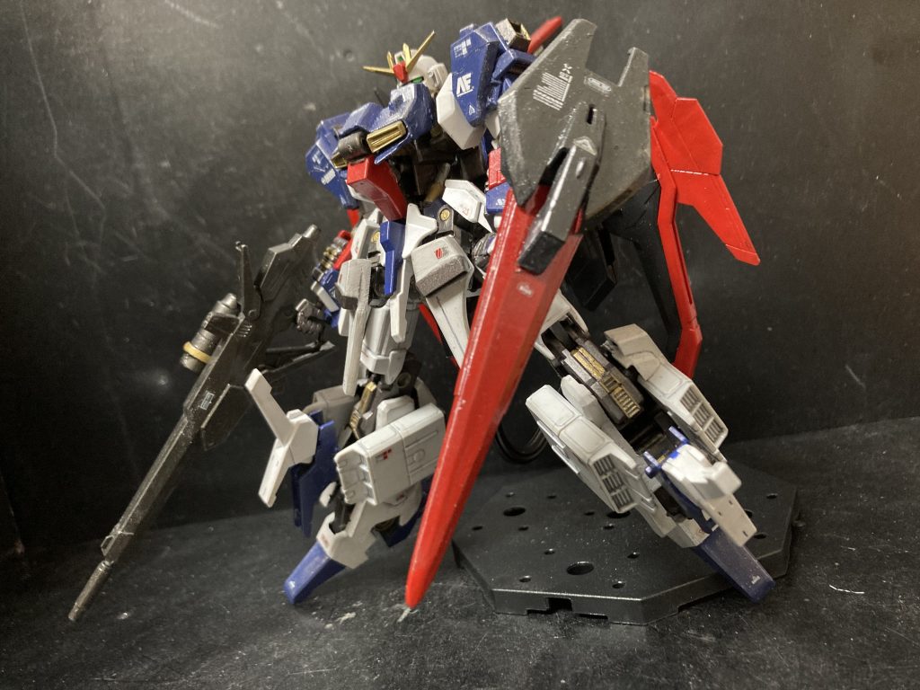 シールドも藤田版のイメージに合わせました。ジャンクの山を掻き分けて良さそうなパーツを持ってきました。前に書きましたが、先端部は百万式のあまりパーツです