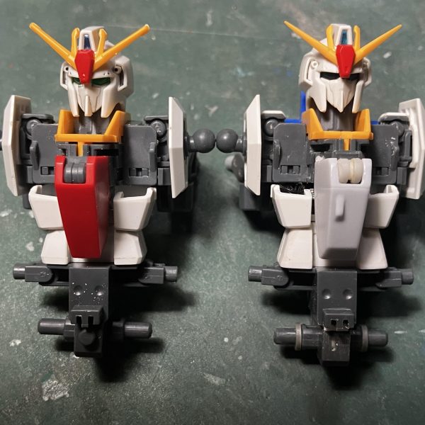 メイン・サブカメラのLED化してみました。目の部分は1mm LEDでトサカの部分は目のLEDからグラスファイバーで光を貰っています。バッテリー(磁石スイッチ付)を腹部上部に内蔵。ウェーブライダーで作ったシールドとコクピットのパーツをレジンで複製した物を使用。キットのシールドとの比較すると薄く、先端が短くなり赤い部分の幅も違う事が分かると思います。首・下腹部・股下を延長してます。脚の取付部(股幅)も左右1mmずつパイプで広げてます。（4枚目）