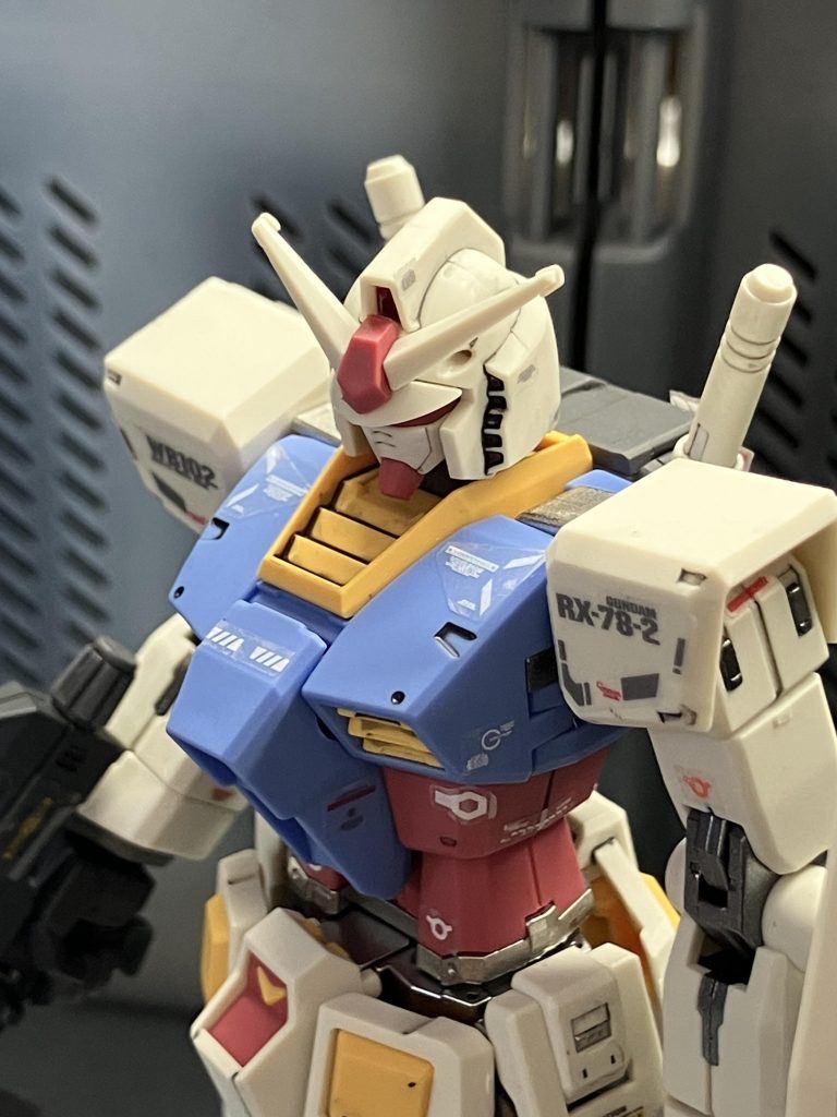 成形色+部分塗装でもここまで出来るのは、流石にバンダイですね! 写真では分かりずらいかも知れませんが、外装は淡い色合いになっています!