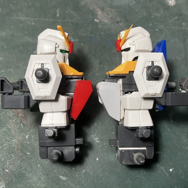 メイン・サブカメラのLED化してみました。目の部分は1mm LEDでトサカの部分は目のLEDからグラスファイバーで光を貰っています。バッテリー(磁石スイッチ付)を腹部上部に内蔵。ウェーブライダーで作ったシールドとコクピットのパーツをレジンで複製した物を使用。キットのシールドとの比較すると薄く、先端が短くなり赤い部分の幅も違う事が分かると思います。首・下腹部・股下を延長してます。脚の取付部(股幅)も左右1mmずつパイプで広げてます。（5枚目）