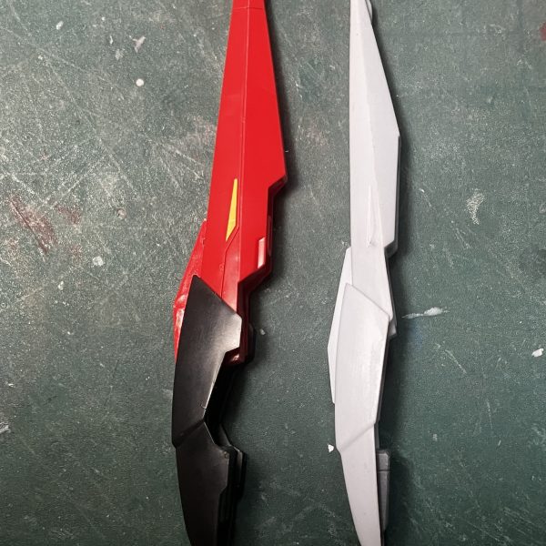 メイン・サブカメラのLED化してみました。目の部分は1mm LEDでトサカの部分は目のLEDからグラスファイバーで光を貰っています。バッテリー(磁石スイッチ付)を腹部上部に内蔵。ウェーブライダーで作ったシールドとコクピットのパーツをレジンで複製した物を使用。キットのシールドとの比較すると薄く、先端が短くなり赤い部分の幅も違う事が分かると思います。首・下腹部・股下を延長してます。脚の取付部(股幅)も左右1mmずつパイプで広げてます。（3枚目）