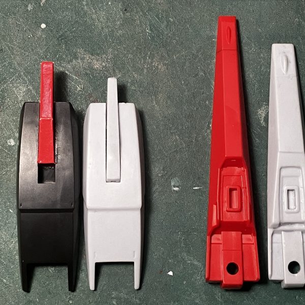 メイン・サブカメラのLED化してみました。目の部分は1mm LEDでトサカの部分は目のLEDからグラスファイバーで光を貰っています。バッテリー(磁石スイッチ付)を腹部上部に内蔵。ウェーブライダーで作ったシールドとコクピットのパーツをレジンで複製した物を使用。キットのシールドとの比較すると薄く、先端が短くなり赤い部分の幅も違う事が分かると思います。首・下腹部・股下を延長してます。脚の取付部(股幅)も左右1mmずつパイプで広げてます。（2枚目）