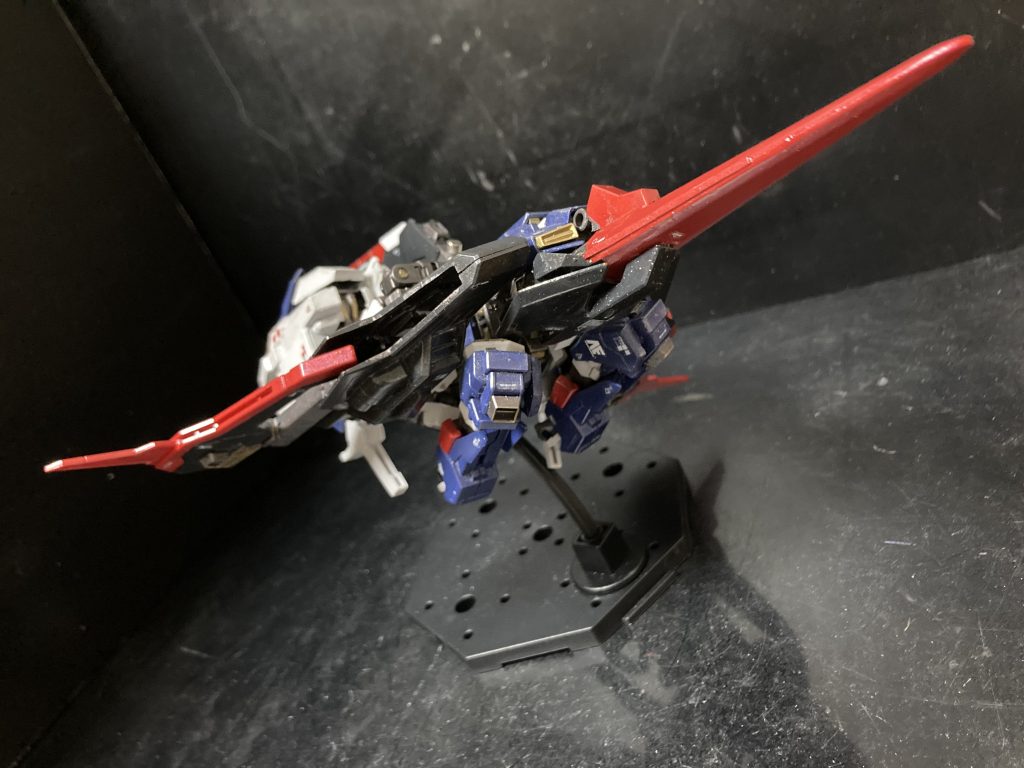 下から見ると腕部が露出してます。実際のところ、Zガンダムの可変の難しさは下から見た時にフライングアーマー内に機体が全て収まっているところ、あとはサイドアーマーがウェブライダー時に無茶な場所に付いてる事にあると思います。