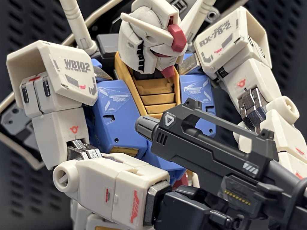 販売された時は、色々賛否両論ありましたが、HGの割には、中々の可動を見せます!