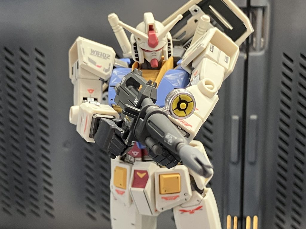 中々どうして、両手持ちもサマになります!