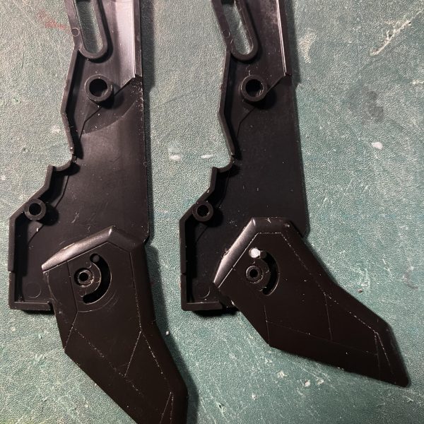 フライングアーマーの内張と後ハメ加工です。それとフライングアーマーの羽根の角度を調整の為1.5mm(2mm丸棒加工)を元のストッパーの隣に並べて埋め込みしてます。スタビライザーの高さを、1mm厚で増しました。腕は余り加工していませんが、スラスター下のアーマーの可動軸が丸見えなので塞ぎました。（2枚目）