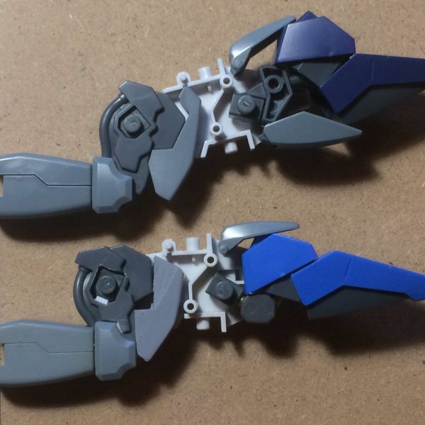 1番直したかった脚です。モモの上にスネ部分がしっかりと乗る様に可動域の調整と足首を二重関節にしてスマートに見える様工夫しました。MS胴体部は首延長と腹部の延長。（1枚目）