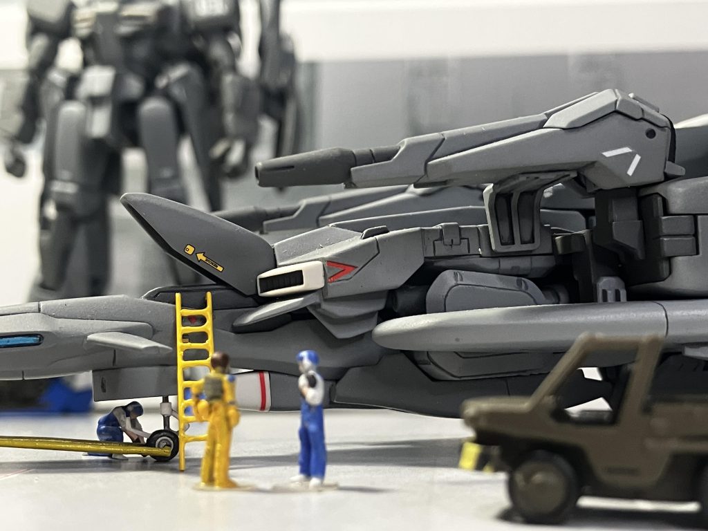 テスト機であるZプラスA1。整備場から飛行前の点検状況を整備主任から説明を受けてるところ後ろにはMS形態で駐機してます。 