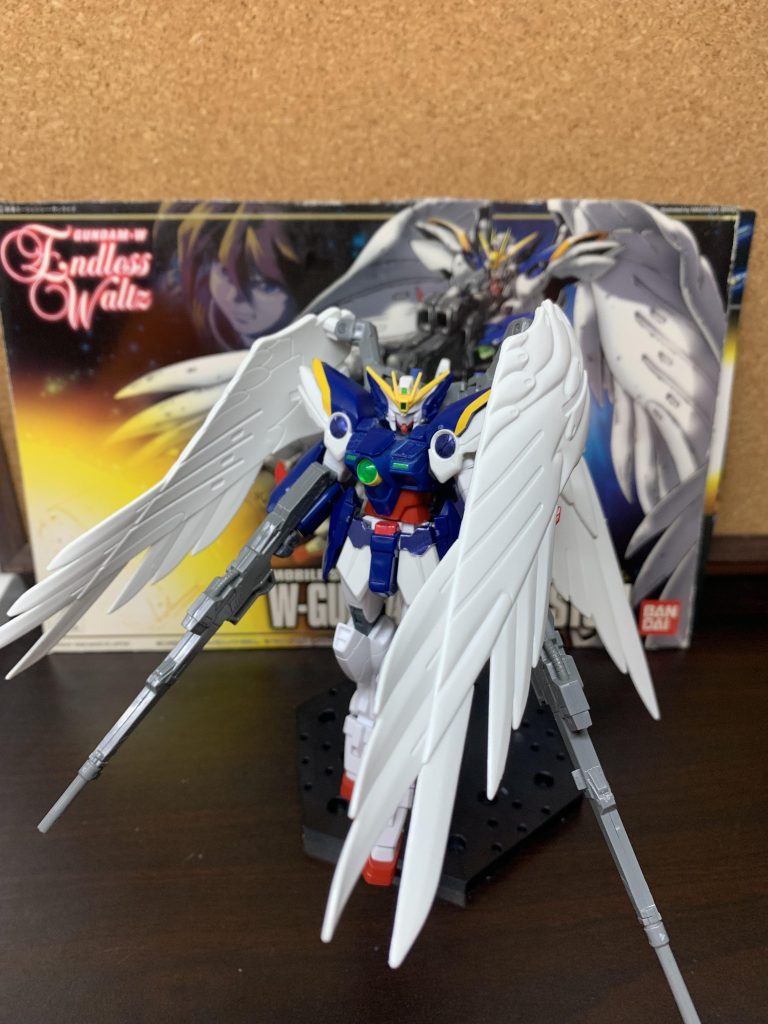 バックパックや肩アーマーなどは着け外し出来るようになっています。