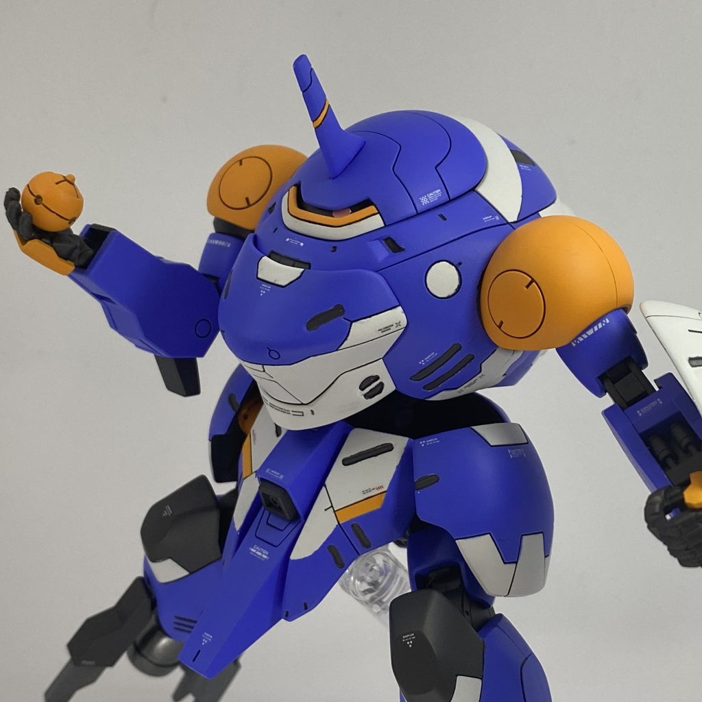 サメの力強さを出すため、胴体の青はあえて濃いめに調色しました。そうすることで、差し色のオレンジがグッと際立ってますよね