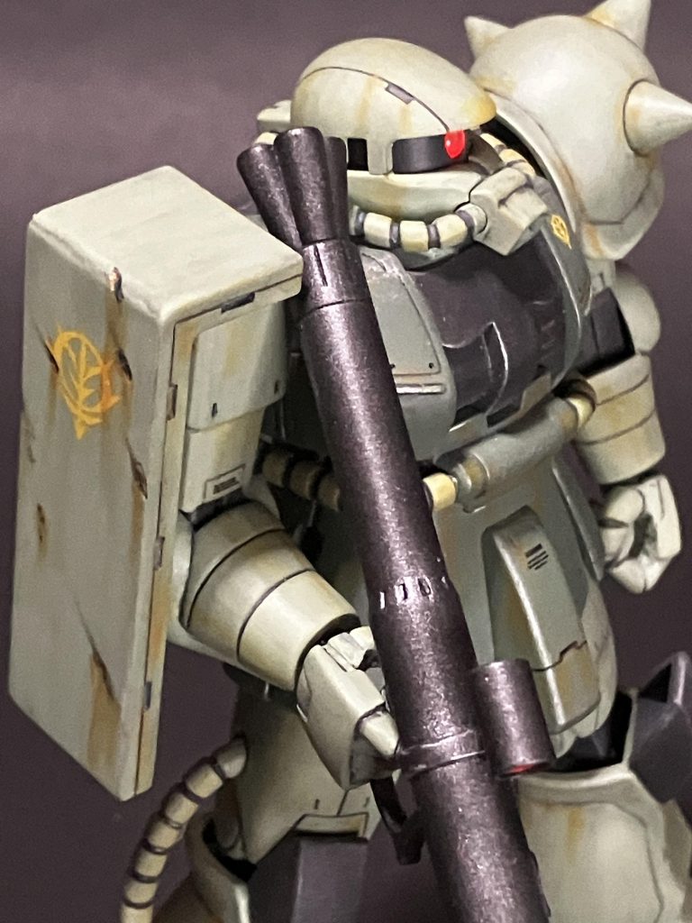 まだ戦車を相手にしていた頃の弾痕なので、下から上に傷を付けてます。