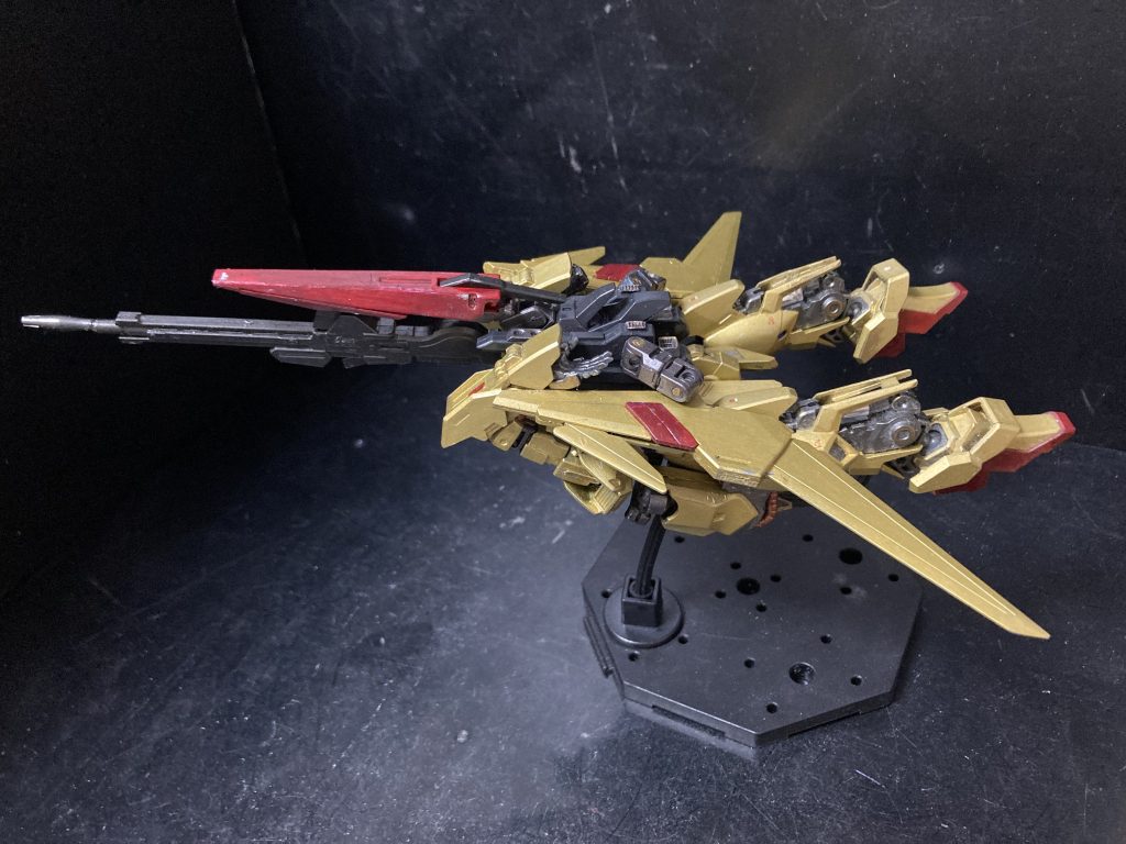 機首下にライフルが付きます。腕は簡単に折り畳んでるだけです