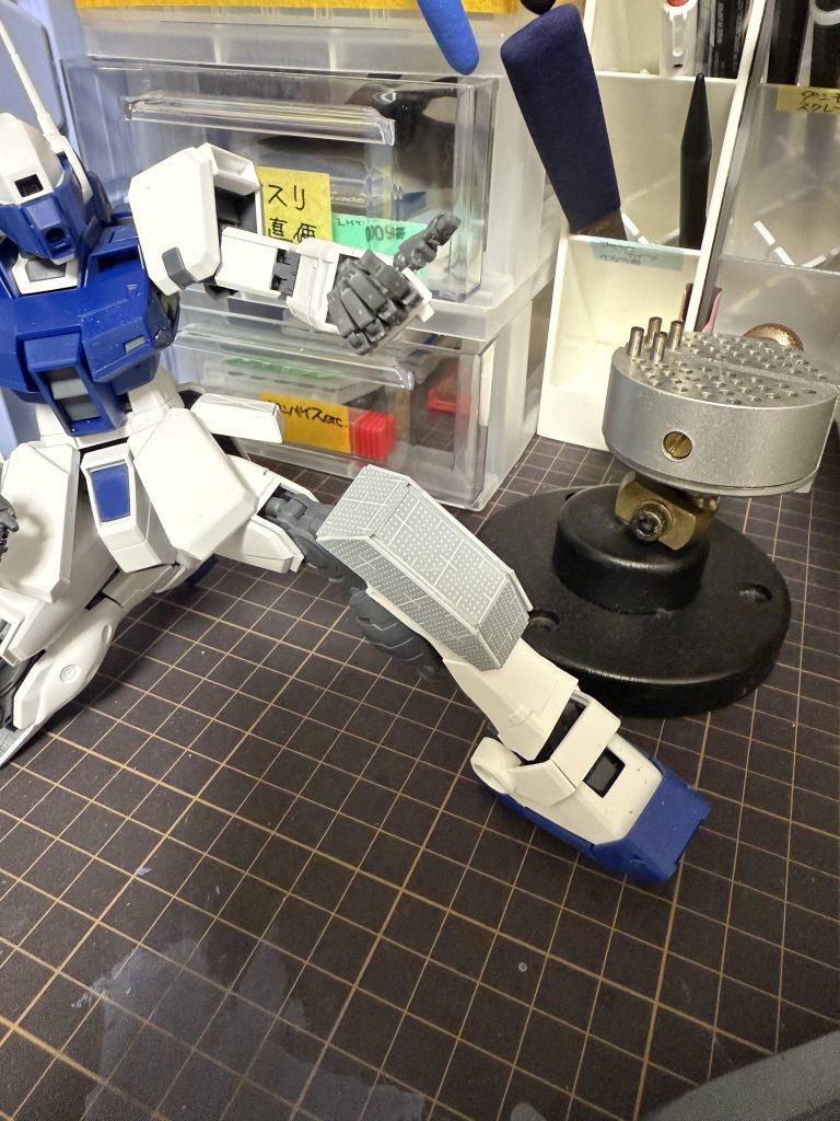 左膝装甲はプラ板箱組みで隙間をポリパテで埋めました。現物合わせが大変でした😂