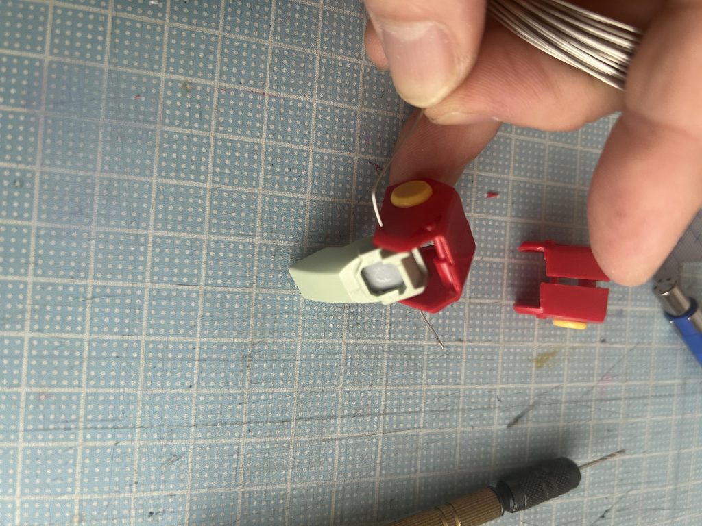 取り付け出来ないので、パンバイスで穴あけて針金で強制的に作成。可動出来ます。