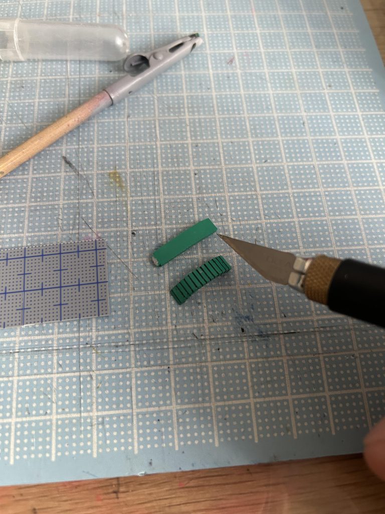 ボディの襟部分は片方無くなっていたので、プラ板で作成。