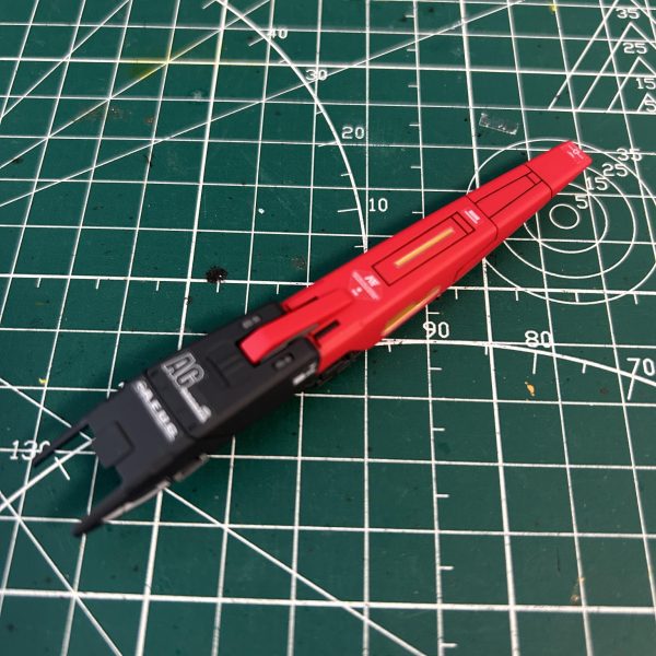 ウイングバインダーとシールドど手を抜かずきれいに仕上がりました。あとは最終組み付けしてさつえ・・・！！ビームライフルがまだランナーに繋がれている。。。（2枚目）