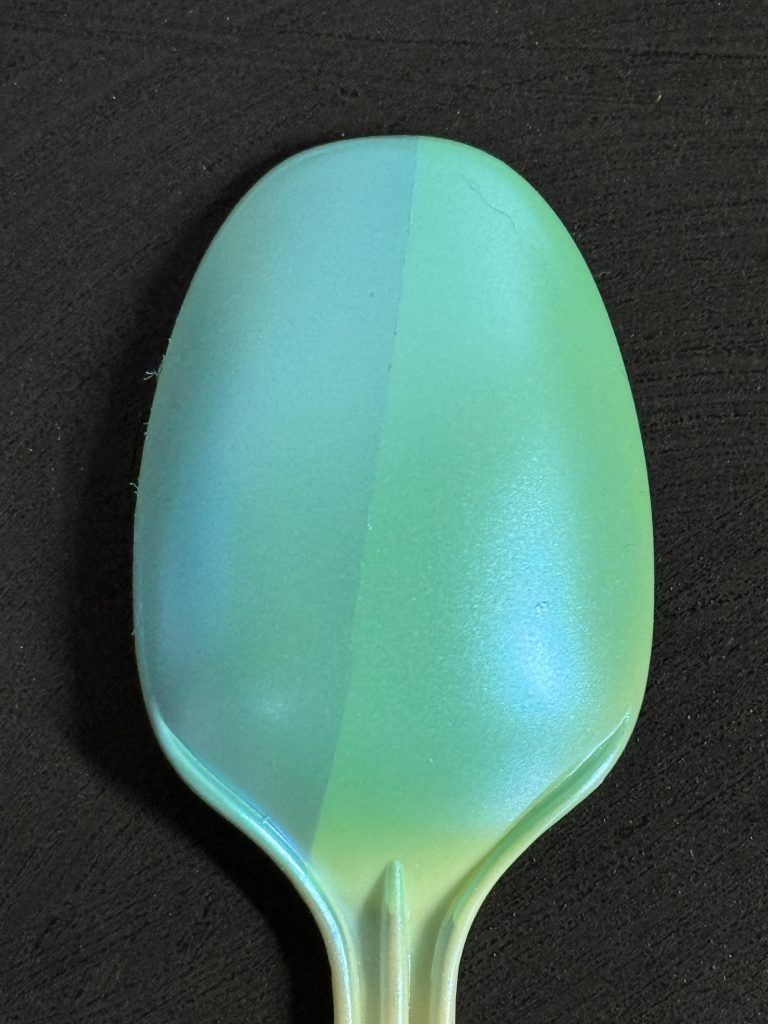 サーフェイサーを下地に塗っている時と塗っていない時での発色の違いを確認。