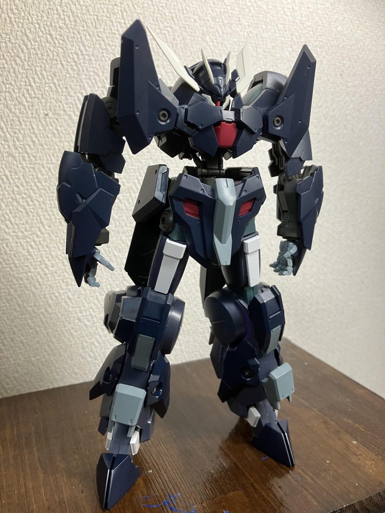 シールドプライヤーユニットを外しました今回の改造で思いっきり変えた所は見ての通り足です。使用した足はシルバ・バレトサプレッサを使用してますジャンク品だったシルバルの足を試しに使ってみたら意外とあったので使用する事にしました後、今回の改造では一部を延長したりしています。延長した箇所は頭部と腰部辺りを延長しました