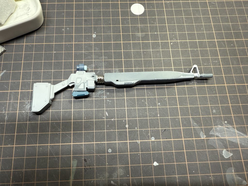 スナイパーライフルは途中で切って、メタルパーツ組み込んだり、先端にマズル入れたり、ジャンクパーツ接着させて作ってます。