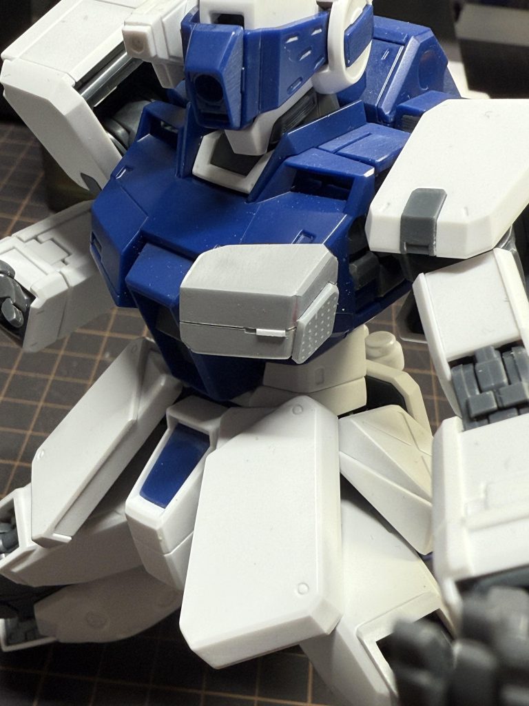 着脱可能にするために装甲裏にネオジム磁石を付けてます。