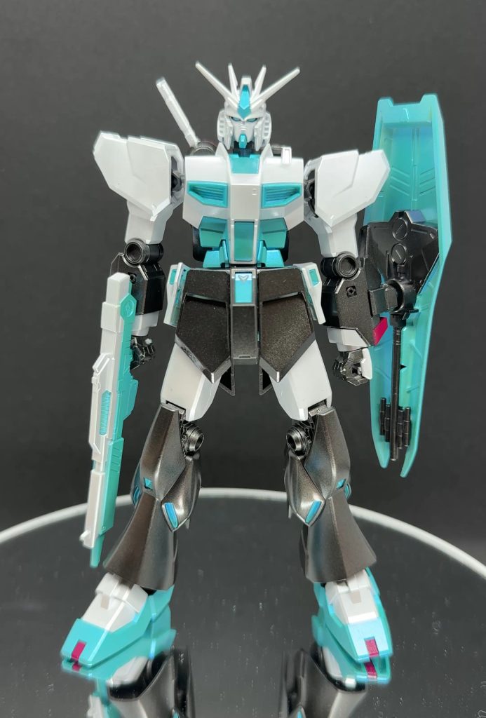 最初は胸周りを白にしたのですが、初音ミクはネズミ色だと塗った後に気がついて塗り直す事に。そして制作中1枚目には写っているビームサーベルの柄部分パーツが塗装中に行方不明に。。。完成品は別のνガンダムから移植する羽目に。