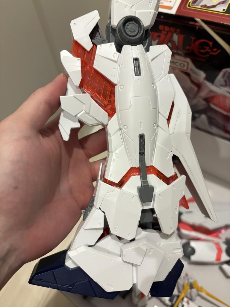 脚部のスジボリ過程の写真です掘ってる途中でデカすぎて航空機でも作ってんのかと錯覚しましたね